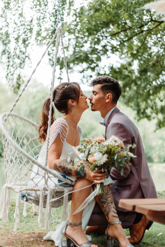 Couple profitant d’un moment de sérénité lors de leur mariage