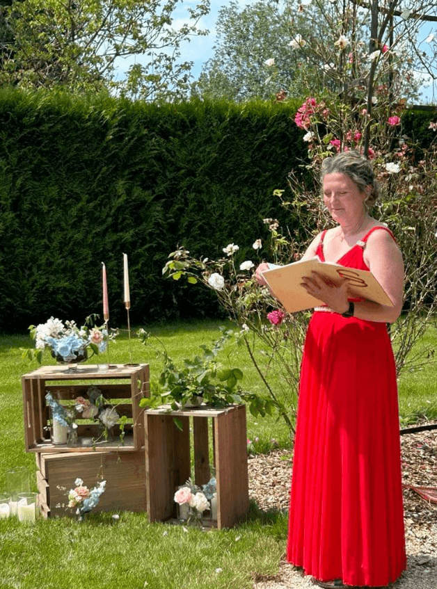 Sophie, officiante de cérémonie laïque chez SSO Events, lors d’une cérémonie en extérieur.