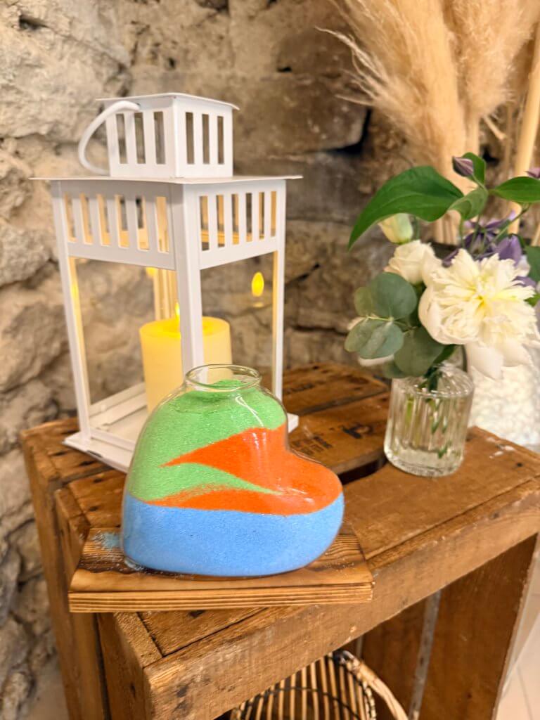 Rituel du sable terminé dans un vase en forme de cœur, lors d'une cérémonie laïque.