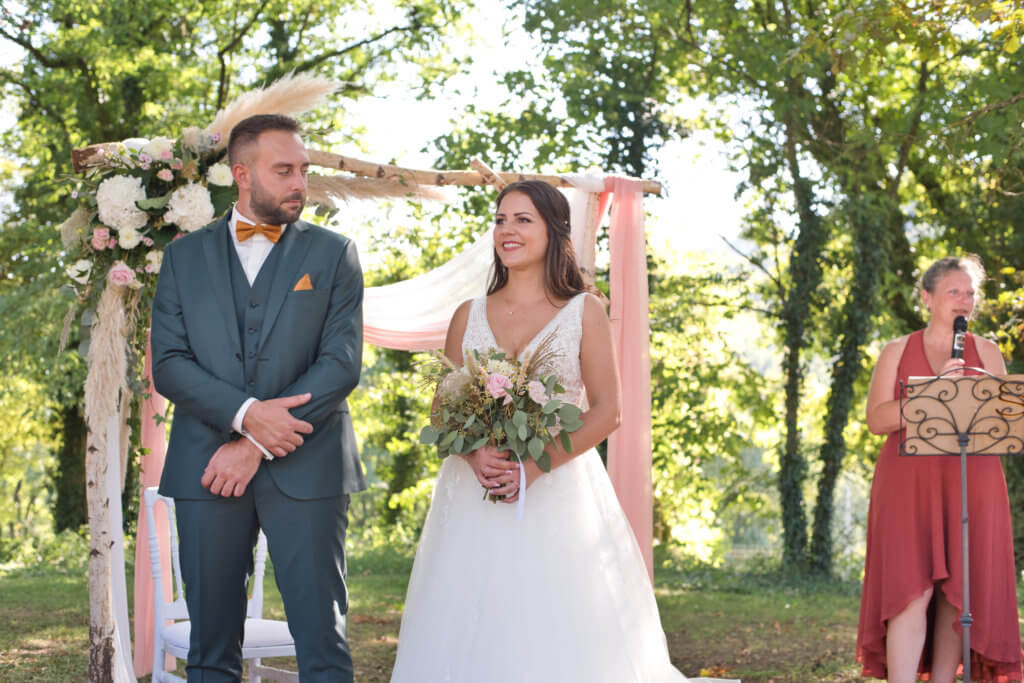 Cérémonie de mariage laïque en extérieur dans l'Allier, célébrée par SSO Events.